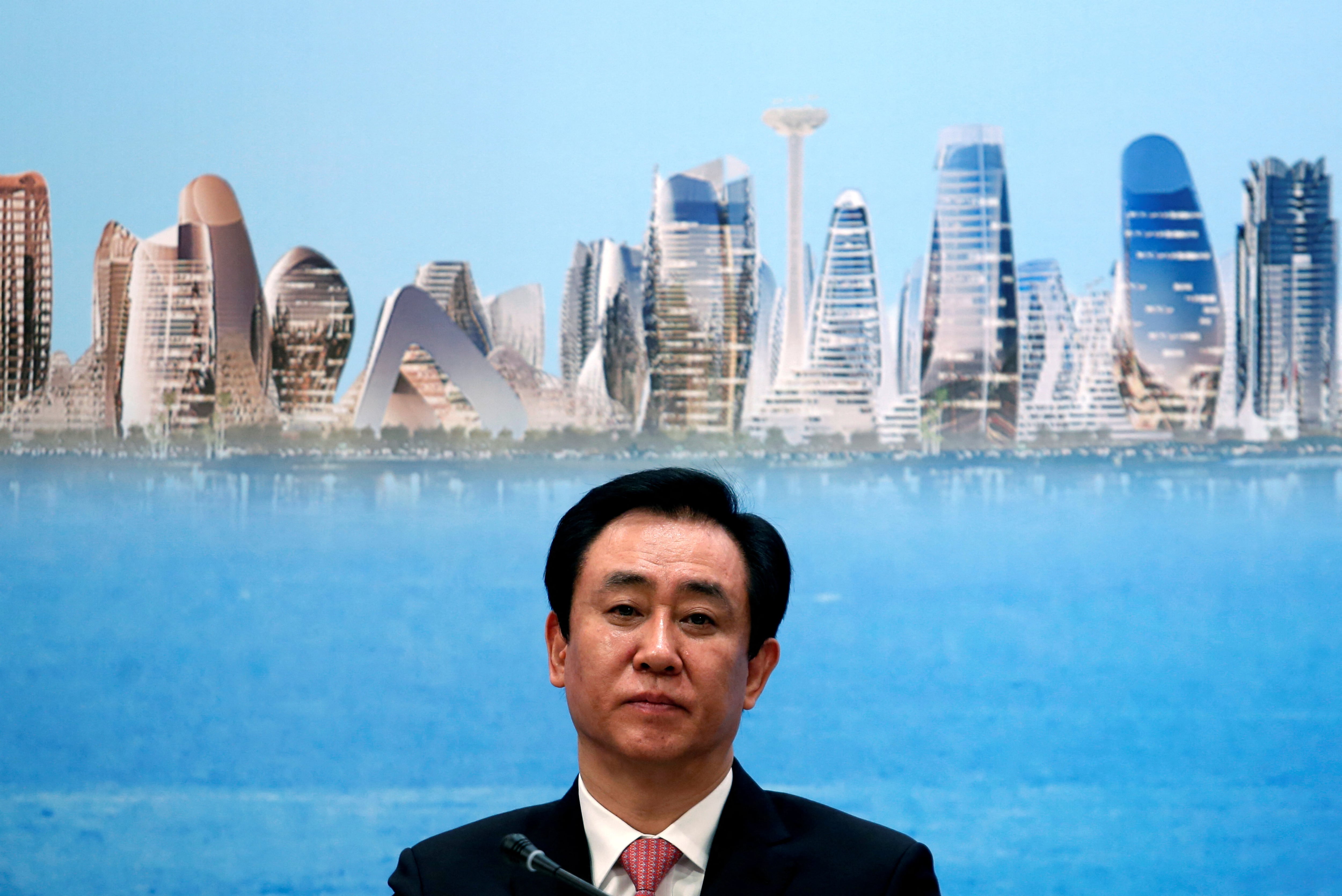 China condena a cadena perpetua al fundador del gigante inmobiliario Evergrande