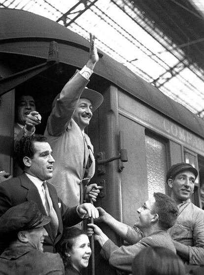 El actor mexicano Jorge Negrete es recibido en 1948 por una multitud de admiradores en la Estación del Norte de Madrid.