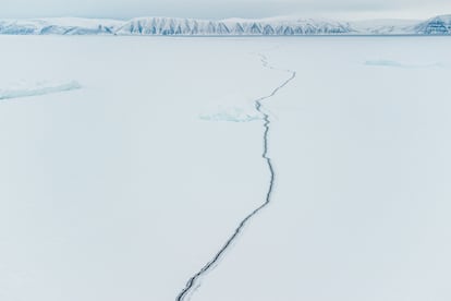 Una grieta en la banquisa helada. Desde hace años, la banquisa del noroeste de Groenlandia se abre cada vez antes por culpa del aumento de temperaturas en todo el mundo.