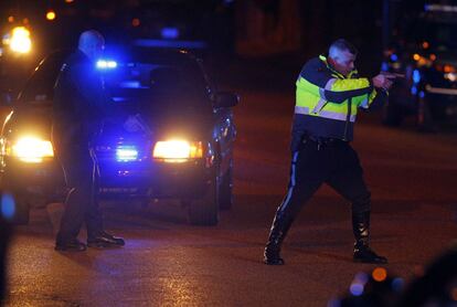 Agentes de la policía en Watertown, Massachusetts, en el Instituto de Tecnología de Massachussets (MIT).