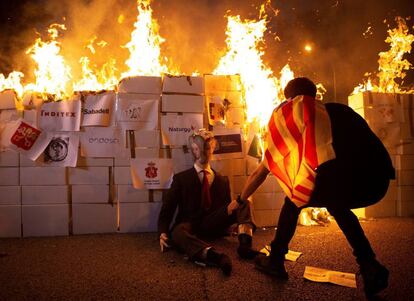 Mienbros de los CDR queman un retrato del rey Felipe VI, este viernes tras la manifestación convocada por la CUP en el centro de Barcelona con motivo de la Diada del 11 de septiembre.