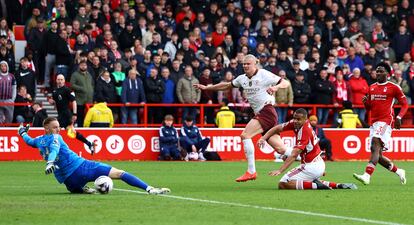 Erling Halaand anota frente al Nottingham Forest.