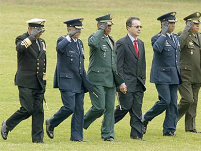 El presidente de Colombia, Álvaro Uribe, rodeado del Estado Mayor del Ejército, pasando revista a las tropas en Bogotá.