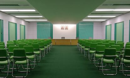 Esta foto tomada em 1989 retrata o Estádio Primeiro de Maio Rungrado, reformado em 2014. O Tumblr de 'North Korea Interiors' explora a decoração norte-coreana repleta de cores pastel e de formas da era soviética que já há dois anos a Dazed vinculou a Wes Anderson.