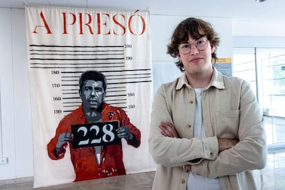 El artista Adrián Lerok, junto a su obra, este miércoles, en la Facultad de Bellas Artes de la Universitat Politécnica de València.