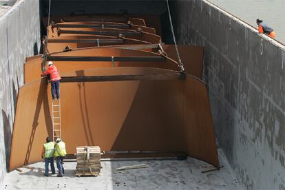 El pasado 11 de abril llegó al puerto de Bilbao el buque <i>Mare</i> con una carga muy especial. Llevaba abordo las piezas de acero de las siete obras gigantescas que componen el cojunto que Serra ha elaborado para el Guugenheim bilbaíno. Las obras cuestas cerca de 16 millones de euros, uno de los mayores presupuestos recibidos recibido por un artista contemporáneo.