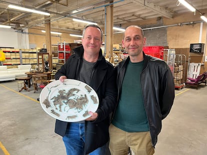 El comprador de la cerámica de Picasso, Johan (izquierda), muestra la pieza junto acompañado del trabajador que descubrió la obra en la tienda de segunda mano Kringwinkel, en Bélgica.