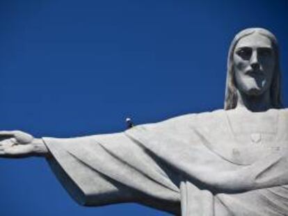 Imagen de las obras de mantenimiento y recuperación del Cristo Redentor de Río de Janeiro, el monumento más emblemático de Brasil. EFE/Archivo