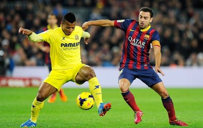 Xavi pugna un balón con Uche