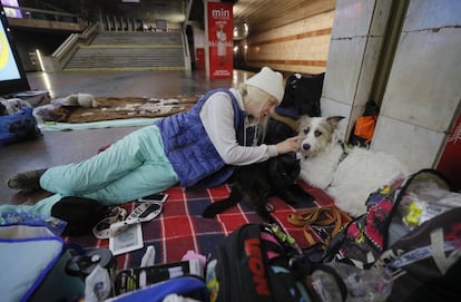 Una mujer se refugia con sus mascotas en una estación de metro en Kiev, el 2 de marzo. Cumplido un mes desde que las tropas rusas entraran en Ucrania, los civiles siguen huyendo de Kiev ante el recrudecimiento del conflicto a las afueras de la capital.