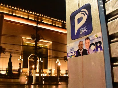 Propaganda eleitoral do candidato à Prefeitura de São Paulo do Republicanos, Celso Russomanno, junto a candidato a vereador em frente ao Templo de Salomão, da Universal, em São Paulo.