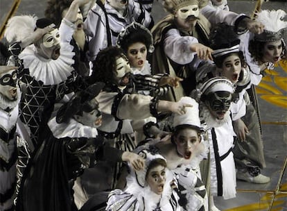 Desfile de los arlequines de la escuela Vila Isabel.