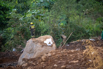 Un policía de rescate en la zona de riesgo donde ocurrió el deslizamiento de tierra, el pasado domingo. Hasta este lunes 15 de enero, se reportan 35 muertos y aún permanecen 8 personas desaparecidas.