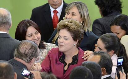 La presidenta brasileña, Dilma Rousseff, en la presentación de un plan para las familias.
