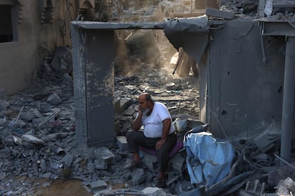 Un hombre sentado sobre los escombros de una casa este domingo en Rafah.  