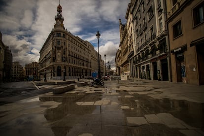 La plaza de Canalejas en el centro de Madrid, totalmente vacía por el confinamiento, el 23 de marzo de 2020.