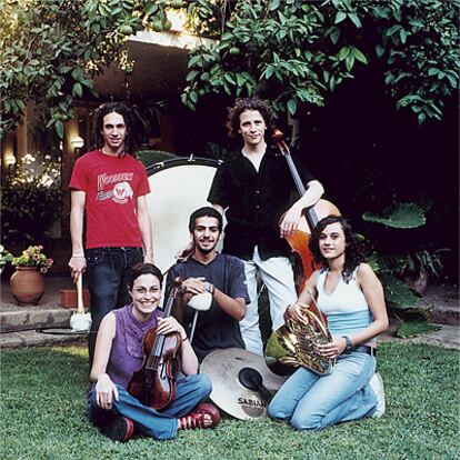Giori (Israel) y Alberto (España), de pie; Karim (Egipto), en el centro, y Ayelet (Israel) y Guadalupe (España), miembros de la West-Eastern Divan.
