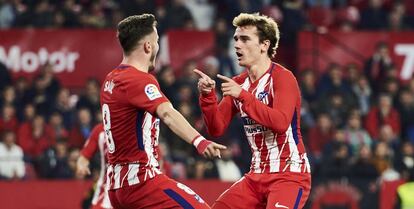 Saúl y Griezmann, los dos mejores ante el Sevilla, se felicitan tras el quinto gol.