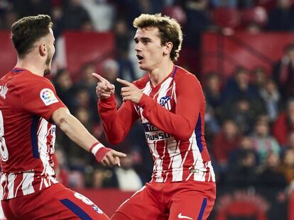 Saúl y Griezmann, los dos mejores ante el Sevilla, se felicitan tras el quinto gol.