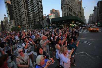 Grupos de gente haciendo fotos al atardecer, antes de que el sol se oculte entre los rascacielos y deje paso a la 'superluna' que esa misma noche iluminaría el cielo de Nueva York. 11 de julio de 2014.