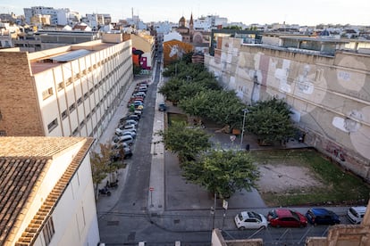 Vista del solar-jardín de la calle Benficència de Valencia, con el instituto Barri del Carmen, a la izquierda, y la trasera del IVAM a la derecha.