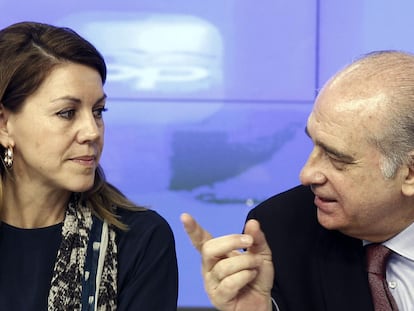 María Dolores de Cospedal conversa con Jorge Fernández Díaz durante la reunión del partido, en 2013.