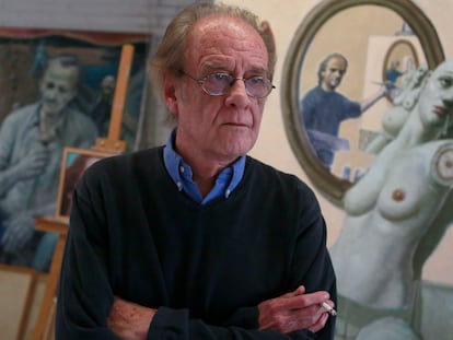 Luis Eduardo Aute, cantante y pintor, en su casa de Madrid en 2016.