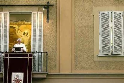 El Papa lee su discurso durante la oración del Ángelus de ayer desde el balcón de su residencia veraniega de Castelgandolfo, en las afueras de Roma.