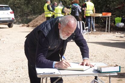 El vicepresidente segundo de la Diputación de Soria, José Antonio de Miguel Nieto, del PP, firma en el libro de visitas de la exhumación de Adradas.