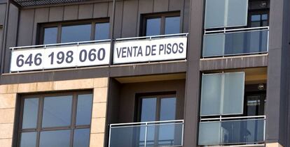 Un cartel de venta de pisos.