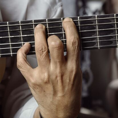 La mano de PACO DE LUCIA, tocando la guitarra.