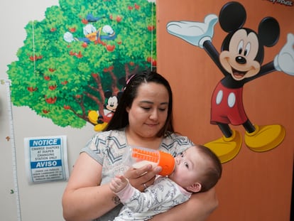 Elizabeth Amador alimenta a su hija, de nueve meses, en un dispensario público, el 12 de mayo en West Valley City (Utah).