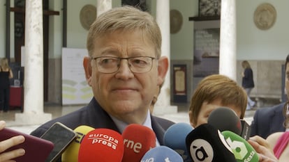 El presidente Ximo Puig atiende a los medios en La Nau, este lunes.