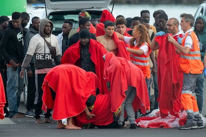 Llegada de inmigrantes al puerto de Arrecife en Lanzarote este domingo.