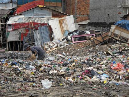 Un hombre buscando entre la basura en Yakarta (Indonesia). 