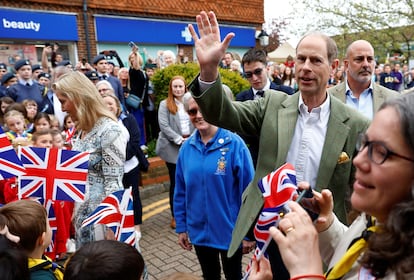 Los duques de Edimburgo, el príncipe Eduardo y su esposa Sofía, han asistido a una de esas comidas en el Cranleigh Village Hall, en el sur de Inglaterra (en la imagen). Por su parte, la princesa Ana y su esposo, Mark Phillips, se unirán a un evento local en Swindon, en el oeste del país. Las princesas Beatriz y Eugenia, hijas del príncipe Andrés y sobrinas del rey, también tienen en su agenda participar en uno de estos pícnics.