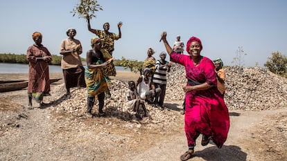 Fatou Janha Mboob, de rosa, con algunas de las compañeras de la organización TRY Oyster Women's Association.