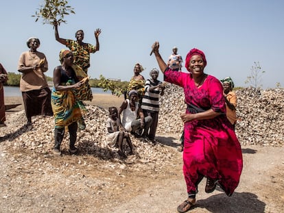 Fatou Janha Mboob, de rosa, con algunas de las compañeras de la organización TRY Oyster Women's Association.