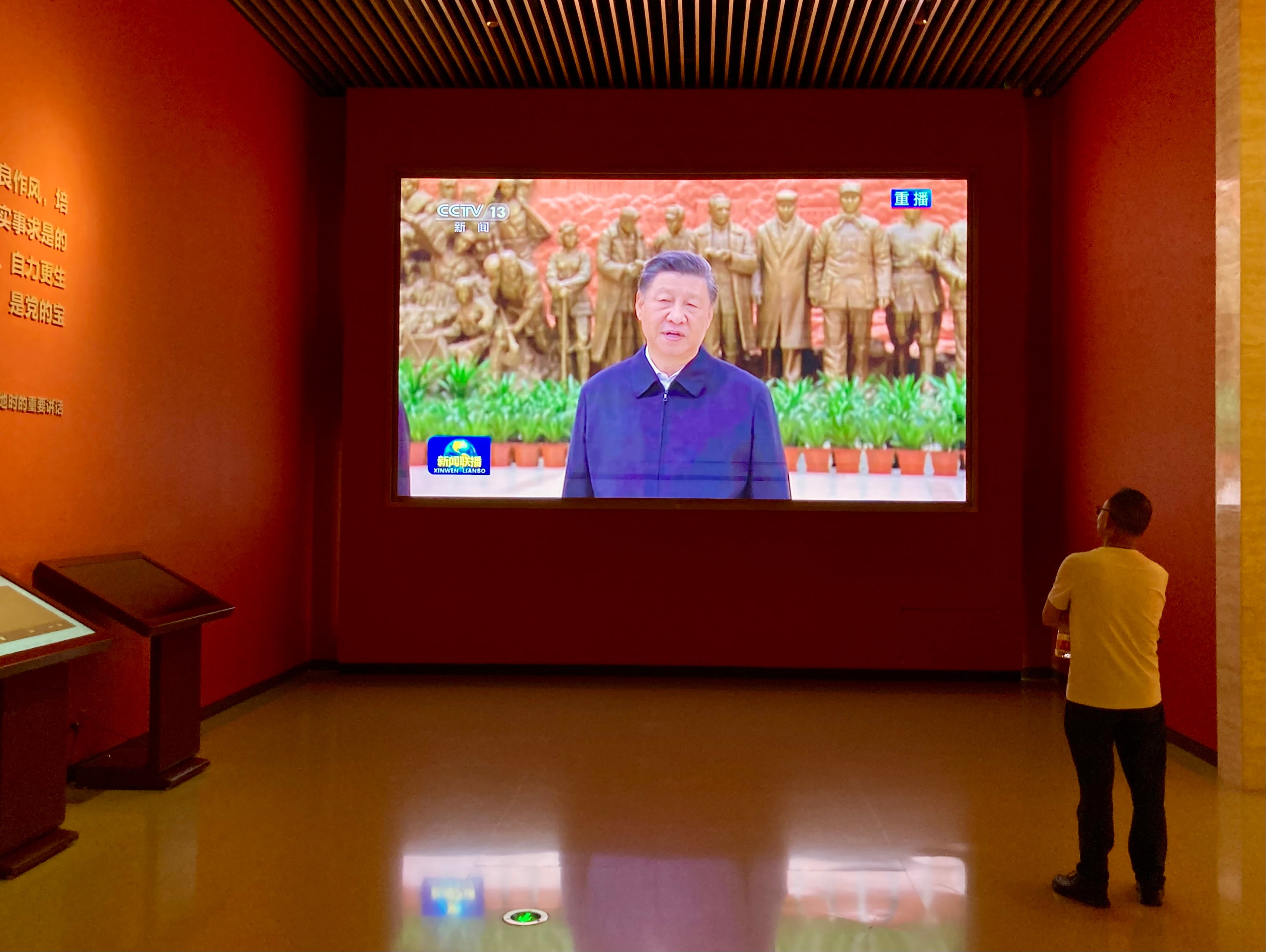 Un vídeo del presidente chino, Xi Jinping, en el museo revolucionario de Yan'an,  la ciudad donde las tropas de Mao Zedong terminaron la Larga Marcha, y a la que viajó Xi en 2022, tras ser reelegido para un histórico tercer mandato, en una imagen del pasado 11 de junio. 