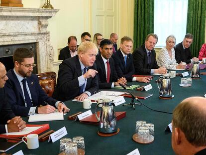 Boris Johnson, este martes, durante una reunión con su equipo en Downing Street, en Londres.