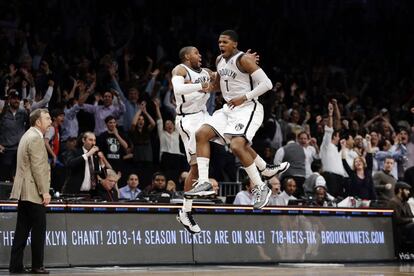 C.J. Watson y Joe Johnson celebran la victoria ante los Milwakee Bucks.