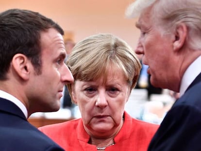 La canciller alemana, Angela Merkel, junto al presidente francés, Emmanuel Macron (i) y al presidente de EE UU, Donald Trump (d), durante el G20 de Hamburgo, el pasado julio.