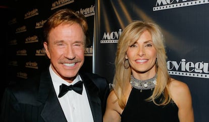 Chuck Norris com sua mulher, a modelo Gena O’Kelley. Esta foto foi tirada em 2009 na Califórnia. Em 2013, O’Kelley foi acometida pela doença. O casal tem dois filhos gêmeos de 18 anos.