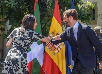 Pablo Casado e Inés Arrimadas se saludan este domingo con los codos bajo el árbol de Gernika.