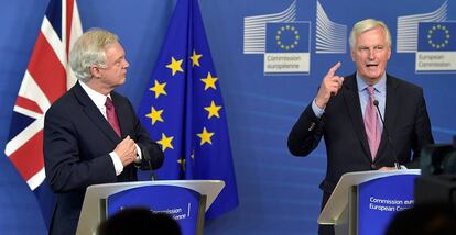 El ministro británico para la salida de la UE, David Davis, y el negociador europeo para el 'brexit', Michel Barnier.