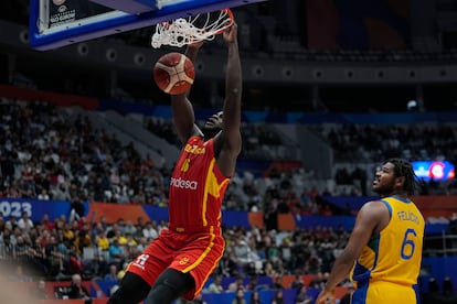 El español Usman Garuba (i) anota una canasta durante el partido de la fase de grupos del Mundial de Baloncesto entre España y Brasil, este lunes.