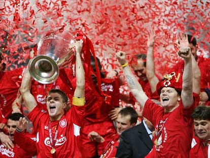 Gerrard, capitán del Liverpool, levanta la Copa de la Liga de Campeones el mes pasado en Estambul.