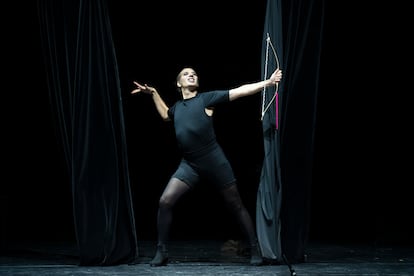 Israel Galván en un momento de la representación de 'Carmen', en el Teatro de la Maestranza de Sevilla. Foto del Archivo fotográfico de la Bienal de Flamenco.