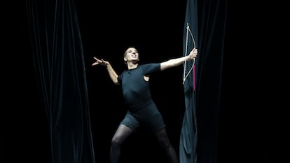 Israel Galván en un momento de la representación de 'Carmen', en el Teatro de la Maestranza de Sevilla. Foto del Archivo fotográfico de la Bienal de Flamenco.