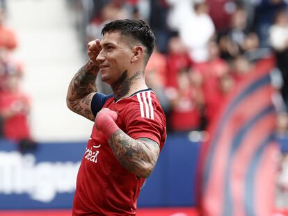 PAMPLONA, 30/10/2022.- El delantero argentino del Osasuna Luis Ezquiel 'Chimy' Ávila celebra tras marcarle un gol de penalti al Real Valladolid durante su partido de LaLiga de fútbol disputado en el estadio El Sadar, este domingo, en Pamplona. EFE/ Jesús Diges
